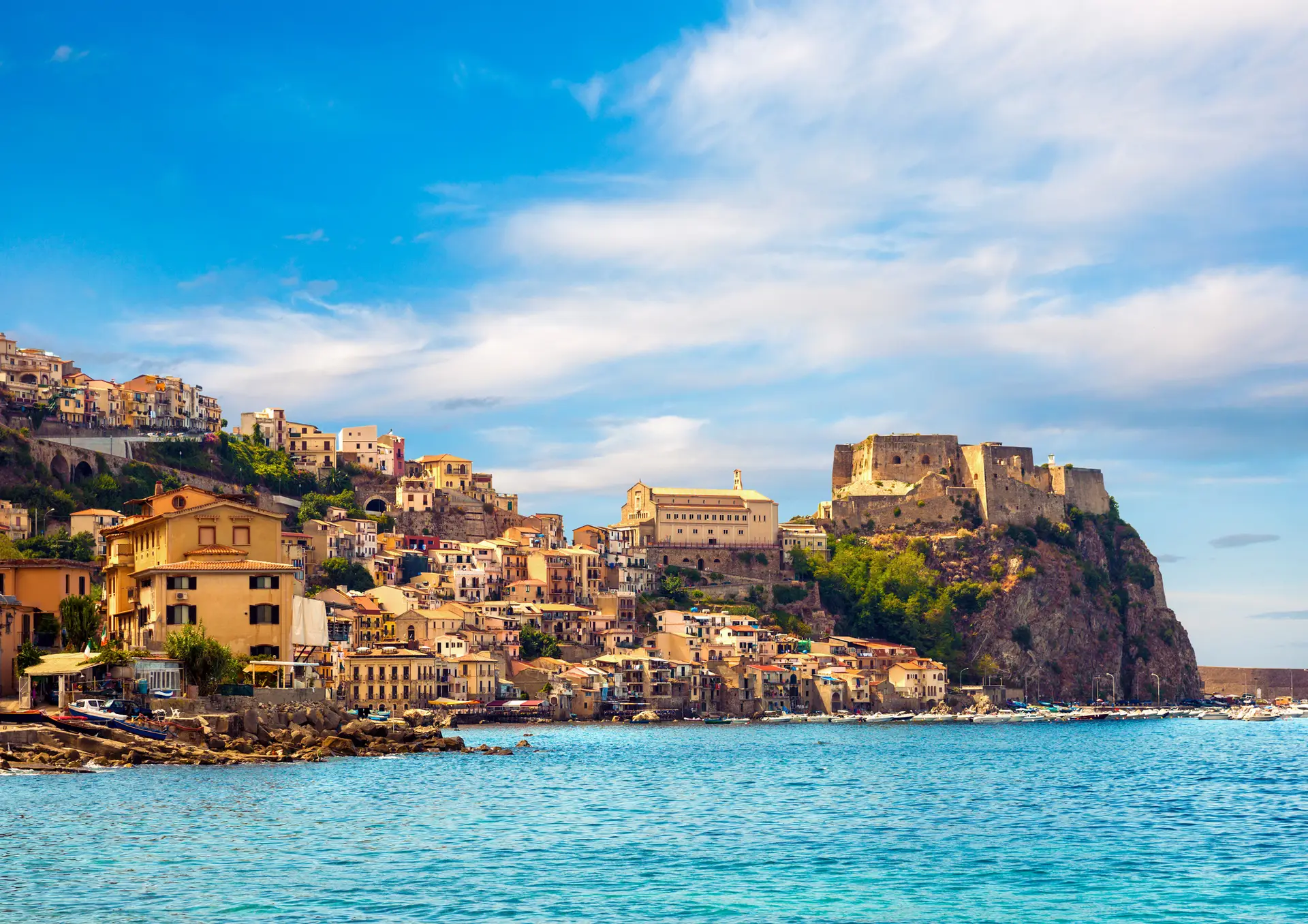 Το γραφικό Scilla με το κάστρο πάνω από τη θάλασσα.