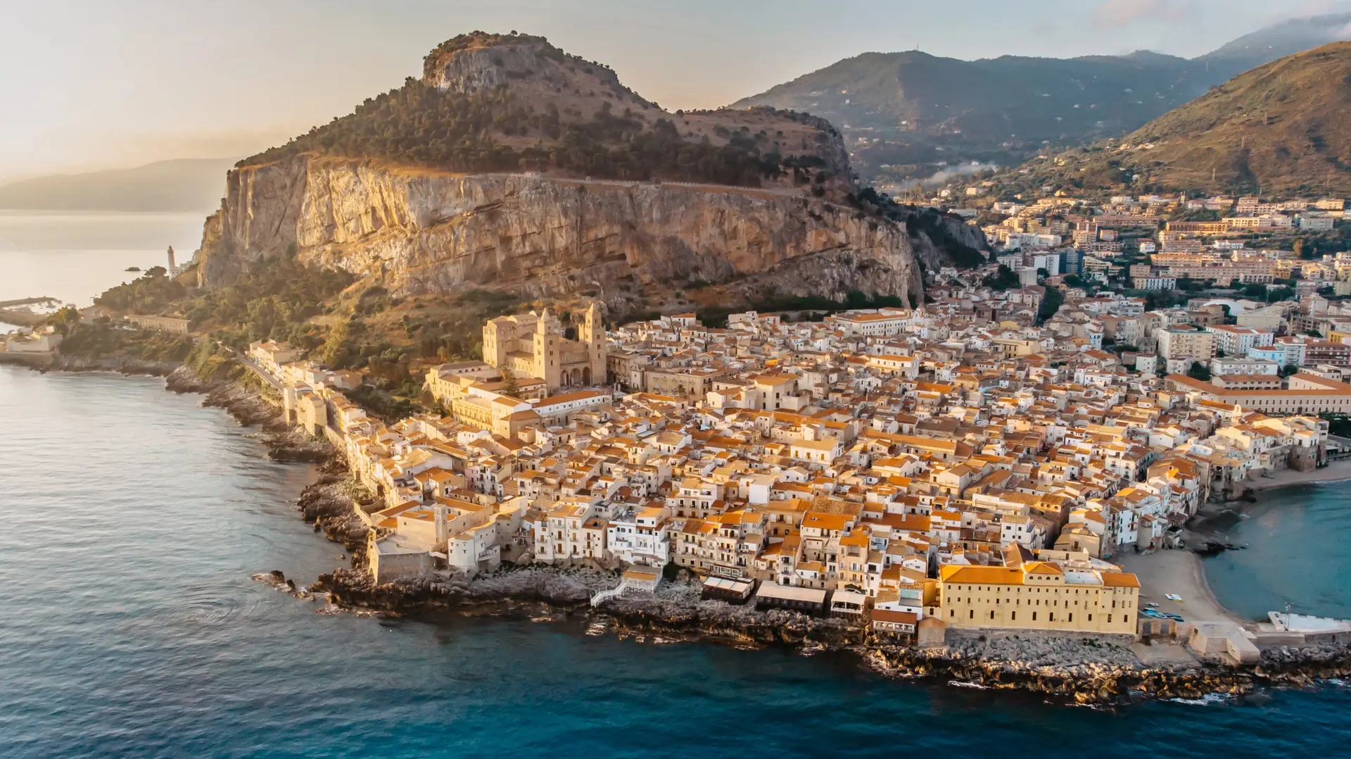 Το Cefalù απλώνεται ανάμεσα στη θάλασσα και τον βράχο La Rocca.