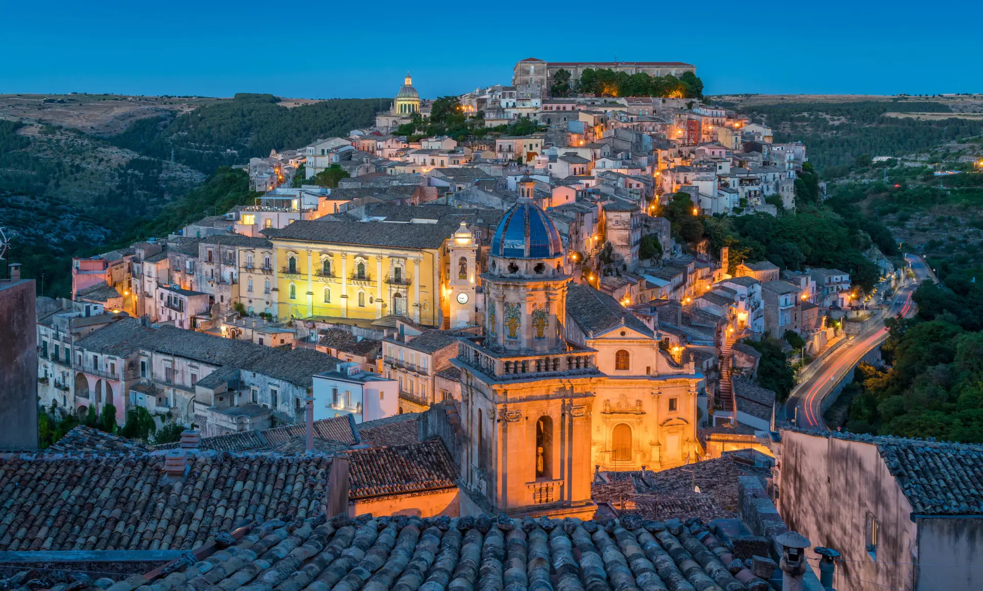 Ragusa Ibla μετά τη δύση — εκεί που η Σικελία γίνεται εμπειρία.