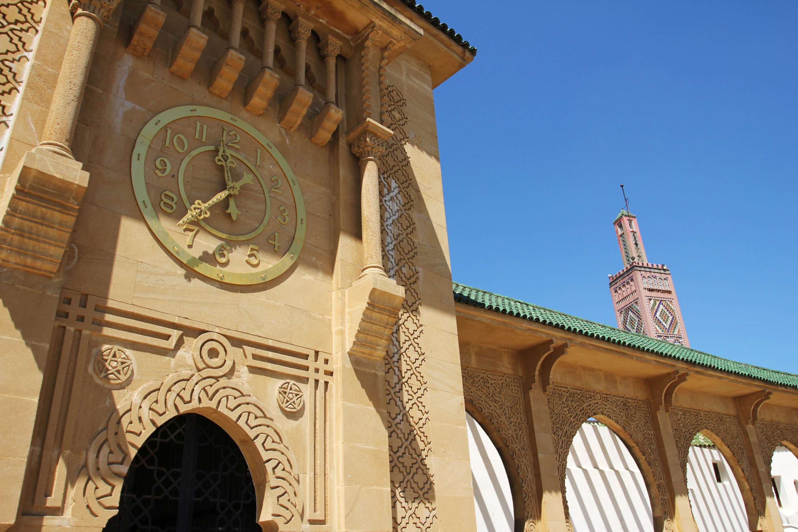 Η Tangier συνδυάζει ευρωπαϊκές επιρροές, μαροκινή αρχιτεκτονική και ατμόσφαιρα που θυμίζει άλλη εποχή.