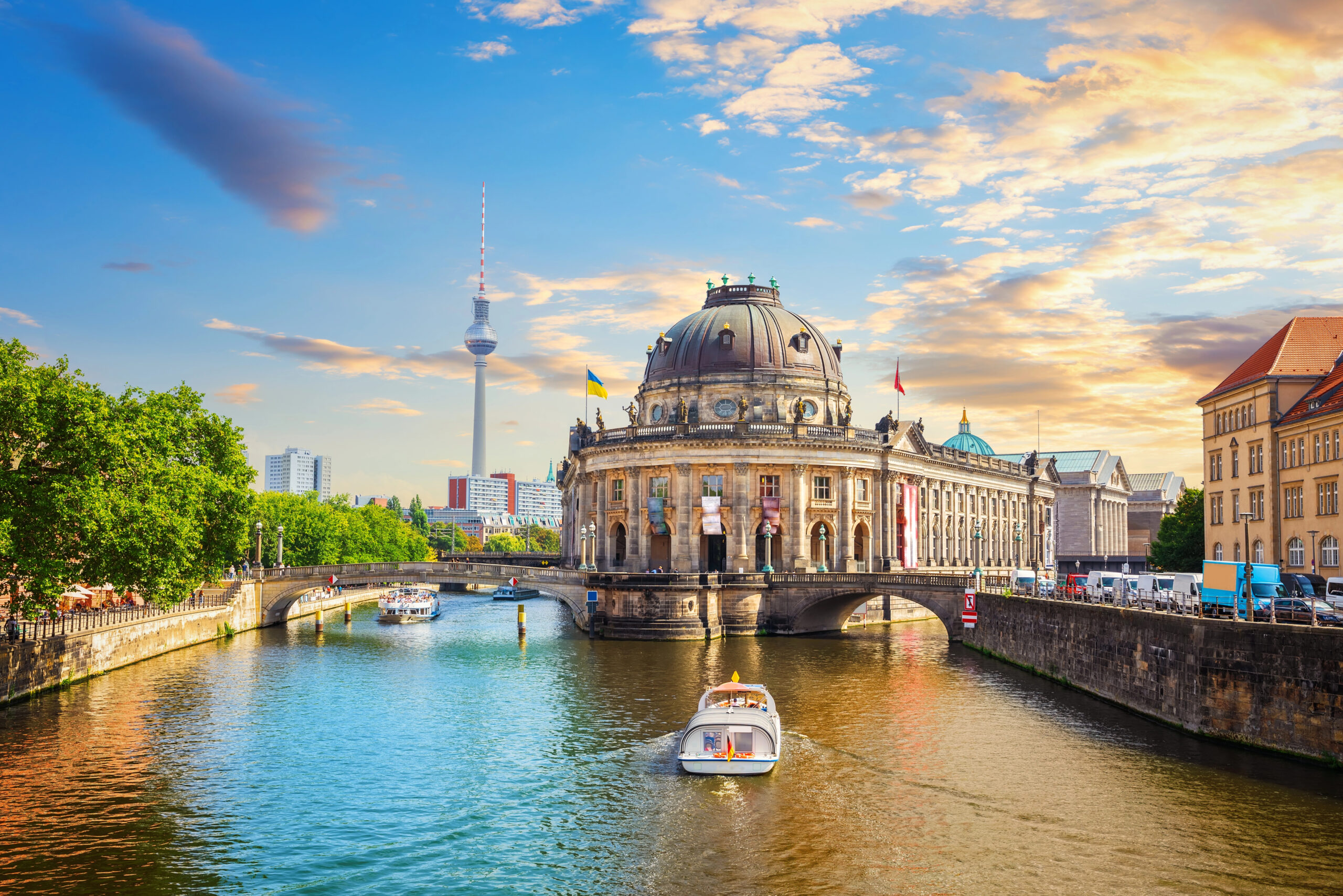 Το Βερολίνο ανάμεσα στον ποταμό Spree και τη Museum Island — εκεί όπου η ιστορία και η σύγχρονη ευρωπαϊκή κουλτούρα συνυπάρχουν στην ίδια εικόνα.
