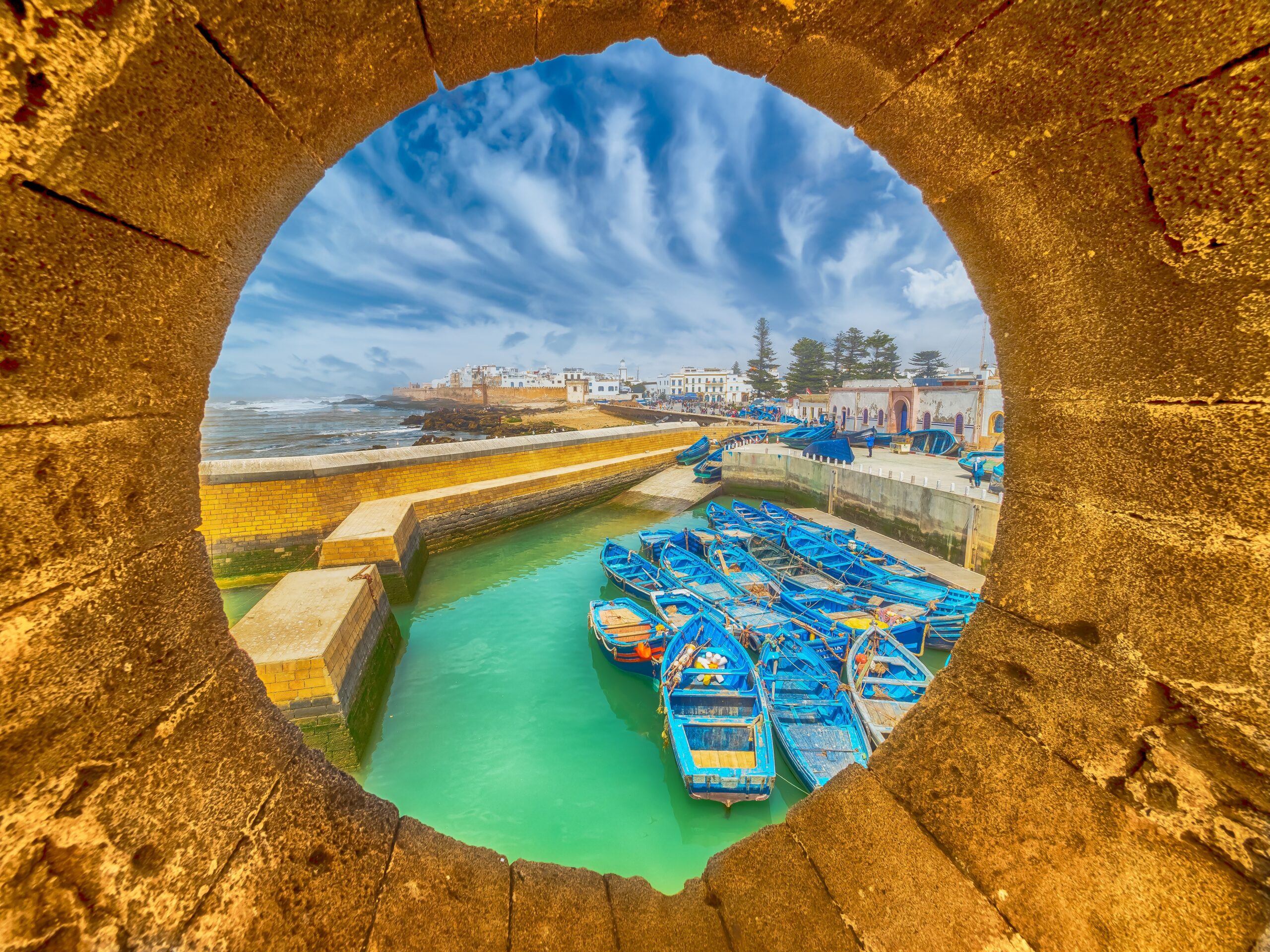 Η Essaouira συνδυάζει τον Ατλαντικό, τα τείχη της medina και τη χαλαρή ατμόσφαιρα του Μαρόκου.